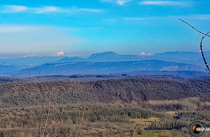 Vue sur les Alpes au loin.